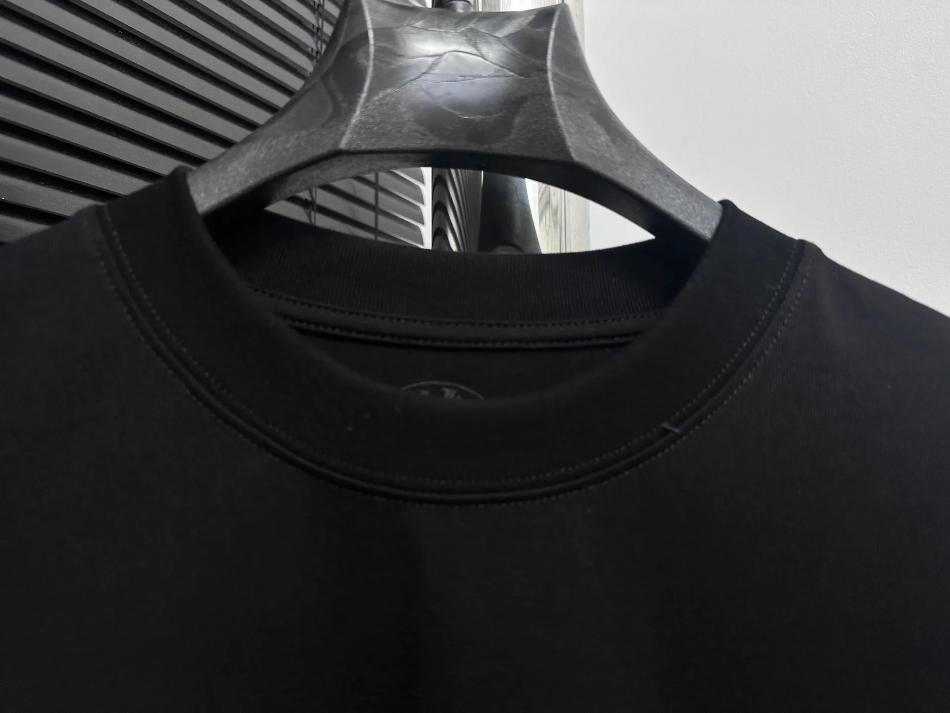 🅿️180 [ChromeHearts] ChromeHearts 24ss horseshoe pulped round neck T-shirt. Original fabric. Official same style. Short-sleeved T-shirt. Customized 260g same vat dyed fabric. Very comfortable to touch. Latest brick cabinet synchronization for spring and summer. Fashionable and personalized. Super versatile and good-looking. Very suitable for both men and women. Must-have style. Tag. Collar label. Washed wheat. Three labels complete. Color: black white. Size: XS-L.